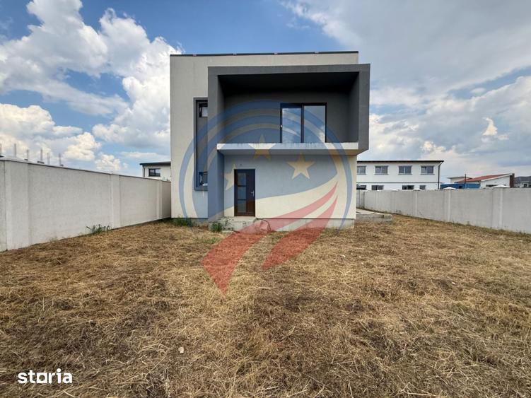 Casă cu 5 camere cu Teren 400 Mp în Malu Mare