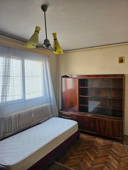 Apartament cu 3 camere semidecomandat în Titan