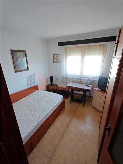 Apartament cu 3 camere semidecomandat în Micro 5