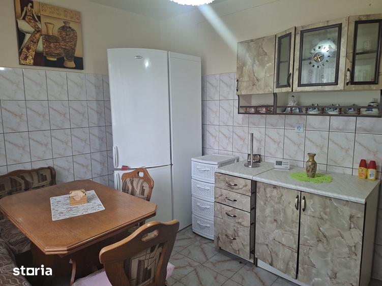 Casă cu 10 camere cu Teren 1200 Mp în Bucov
