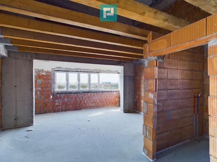 Penthouse cu 4 camere semidecomandat în Intim