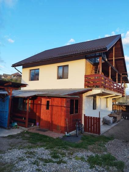 Casă cu 4 camere în Vlădești