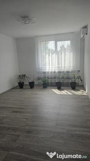 Apartament cu 3 camere semidecomandat în Titan