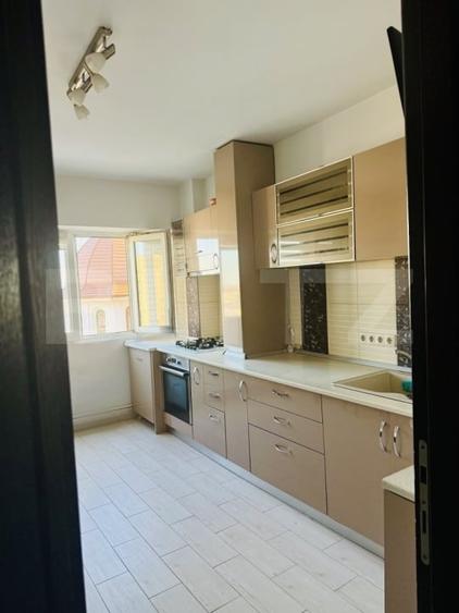 Apartament cu 3 camere decomandat, mobilat în Republicii