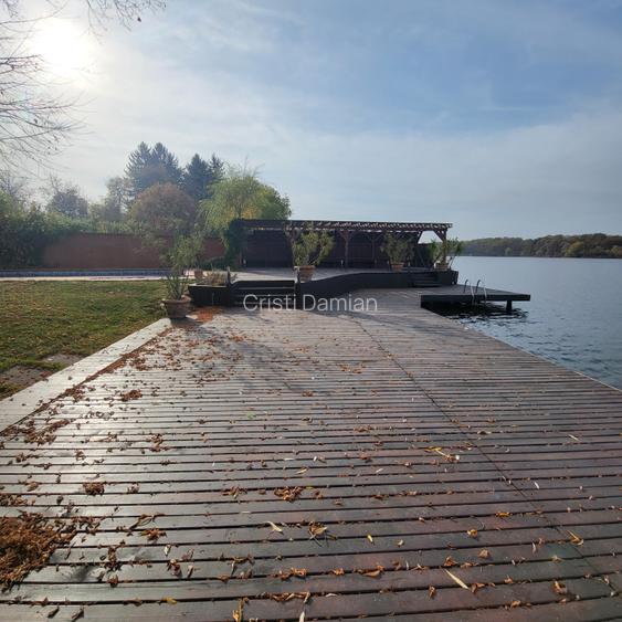 Vila lac snagov in cea mai buna portiune a lacului, ponton, garaj barca, piscina