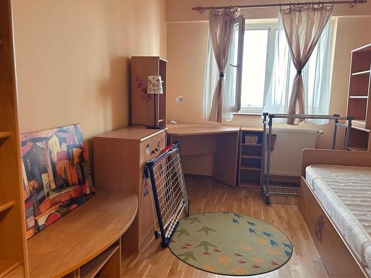 Apartament cu 3 camere decomandat în Calea București