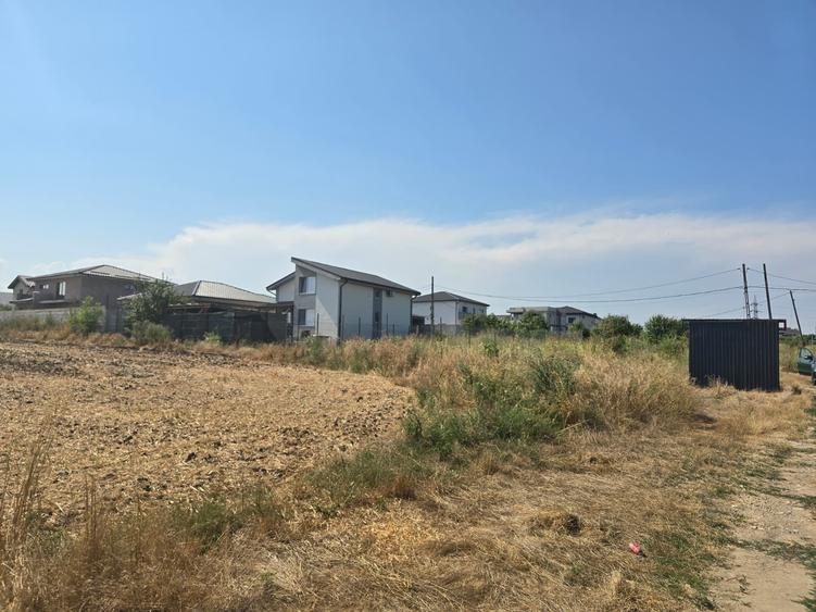 Teren Construcții intravilan de 770 mp, în Lazu