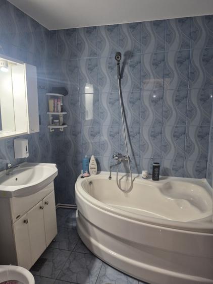 Apartament cu 3 camere decomandat în Florești