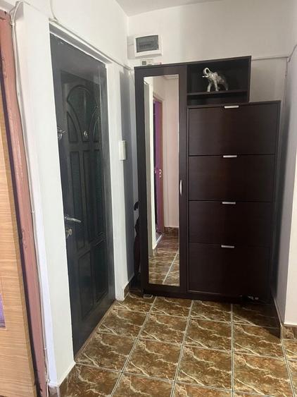 Apartament cu 3 camere decomandat în Zăvoi