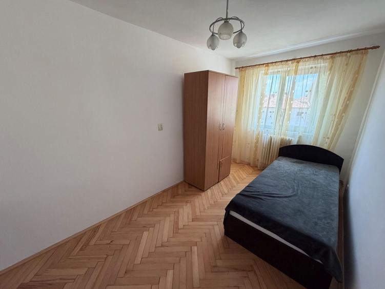 Apartament cu 3 camere în Cetate
