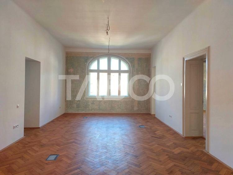 Casă individuală cu 11 camere cu Canalizare în Central