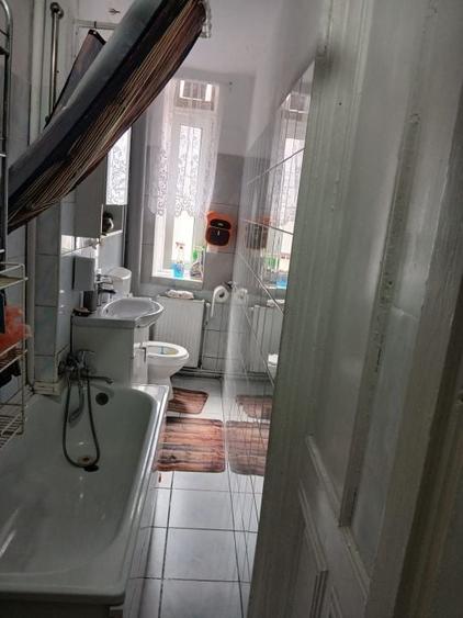 Apartament cu 5 camere semidecomandat, mobilat în Armeneasca