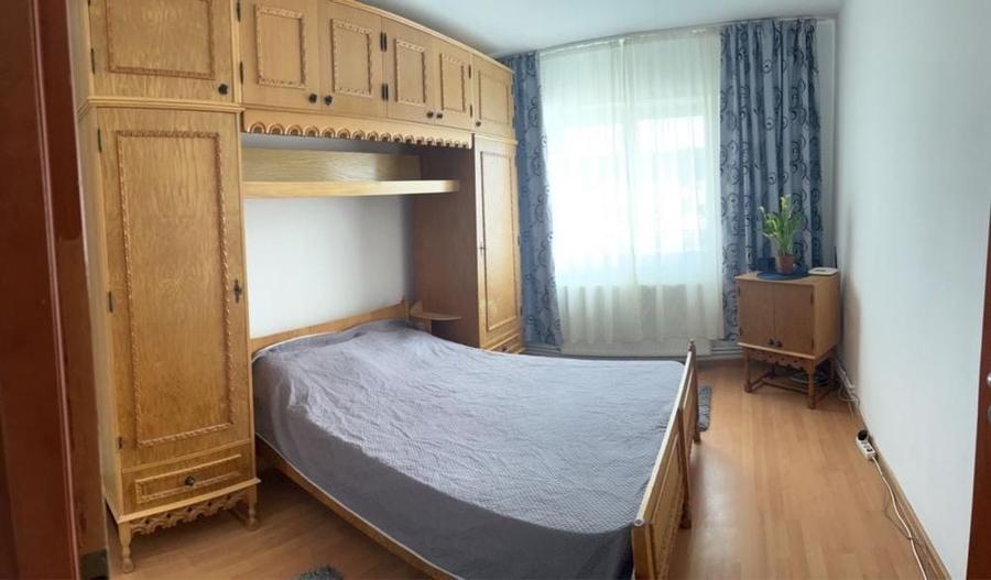 Apartament cu 3 camere semidecomandat în Central