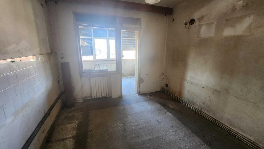 Apartament cu 4 camere decomandat în Complex Studențesc