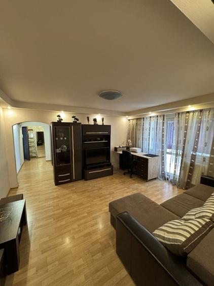 Apartament cu 2 camere semidecomandat în Rovine