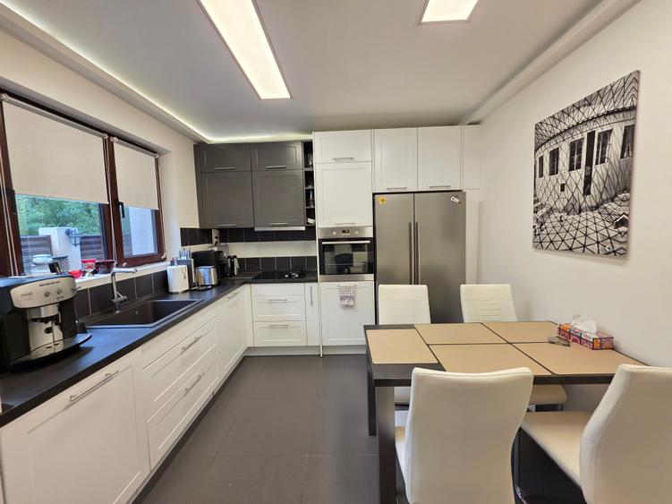 Casă individuală cu 10 camere cu Teren 620 Mp în Mogoșoaia