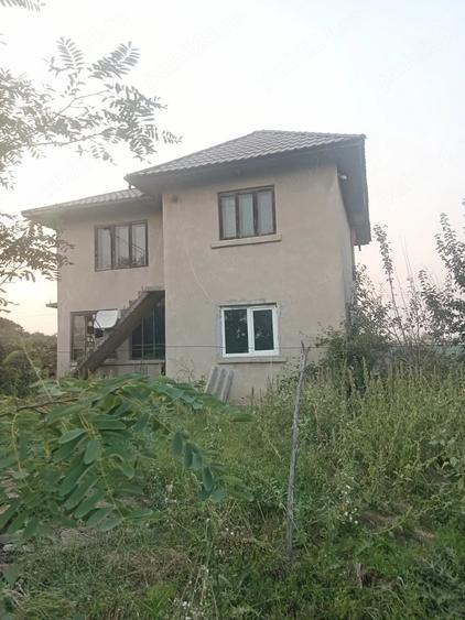 Casă cu 8 camere cu Teren 6000 Mp în Bărăști