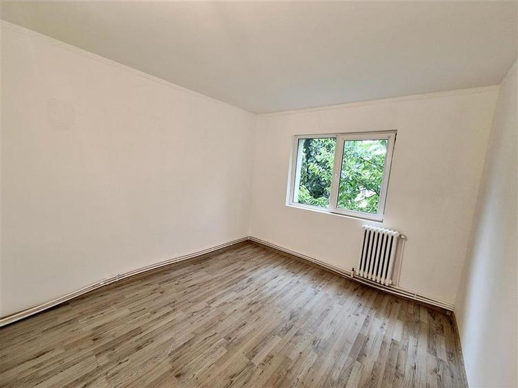 Apartament cu 3 camere semidecomandat în Alexandru cel Bun