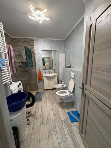 Apartament cu 4 camere decomandat în Florești