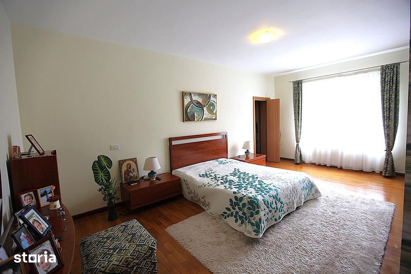 Casă cu 8 camere cu Teren 1400 Mp în Tractorul