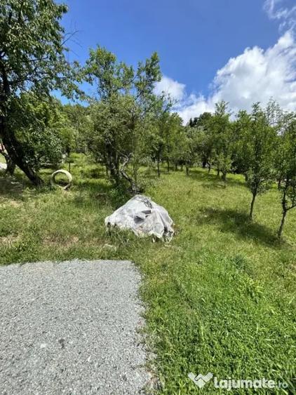 Teren de 886 mp, în Valea Roșie