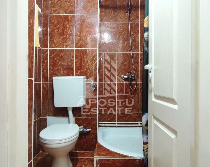 Apartament cu 4 camere semidecomandat, mobilat în Miorița