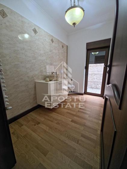 Casă individuală cu 12 camere cu Canalizare în Fabric