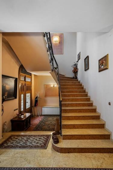 Casă individuală cu 8 camere cu Canalizare în Cotroceni