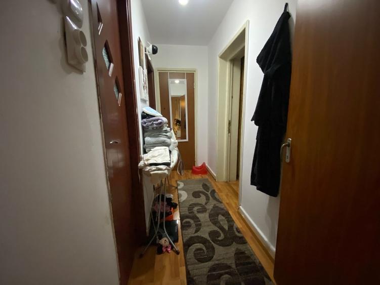 Apartament cu 3 camere semidecomandat, mobilat în Dristor