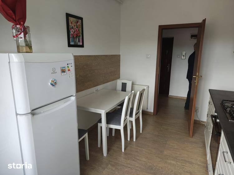 Apartament cu 2 camere decomandat în Tractorul