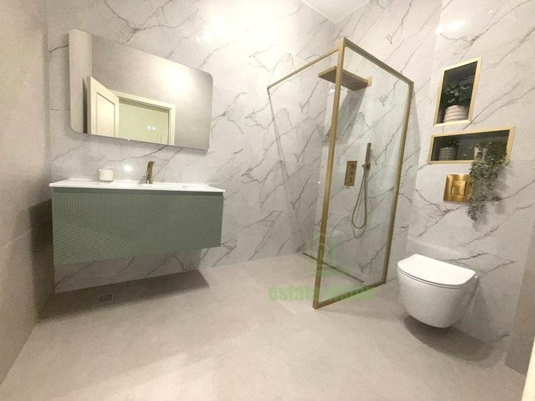 Apartament cu 4 camere semidecomandat în Romană