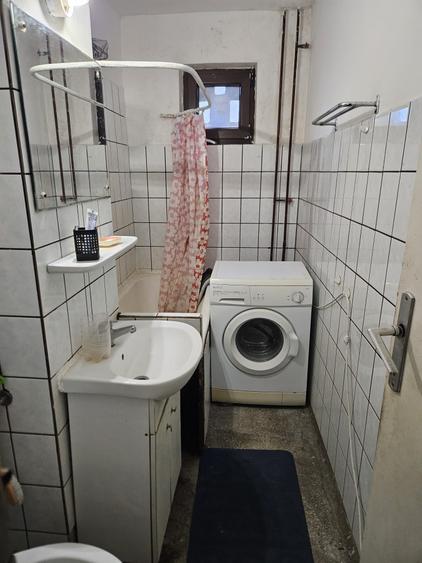Apartament cu 3 camere semidecomandat, mobilat în Spitalul Județean