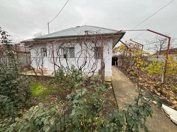 Casă cu 3 camere cu Teren 500 Mp în Sărățeni