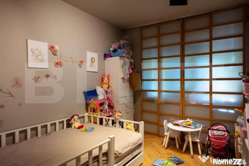 Apartament cu 4 camere decomandat în Est