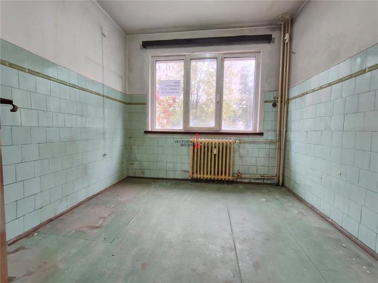 Apartament cu 3 camere semidecomandat în Titan