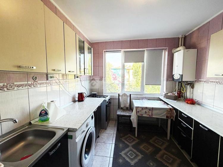 Apartament cu 3 camere decomandat, mobilat în Alexandru cel Bun