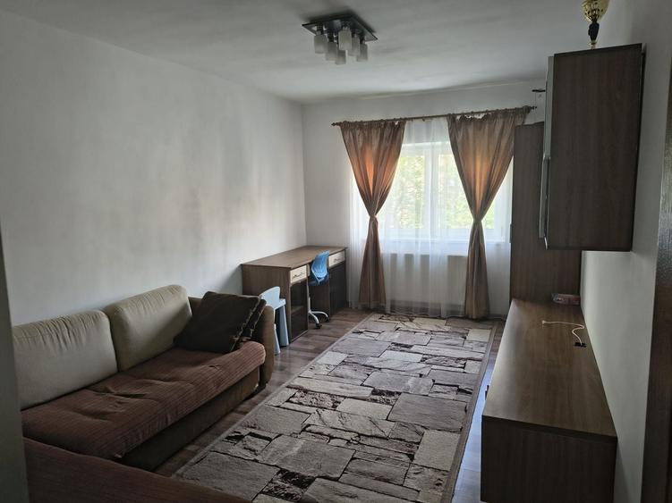 Apartament cu 3 camere decomandat în Răcădău