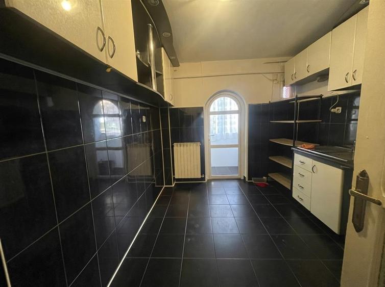 Apartament cu 3 camere decomandat în George Enescu