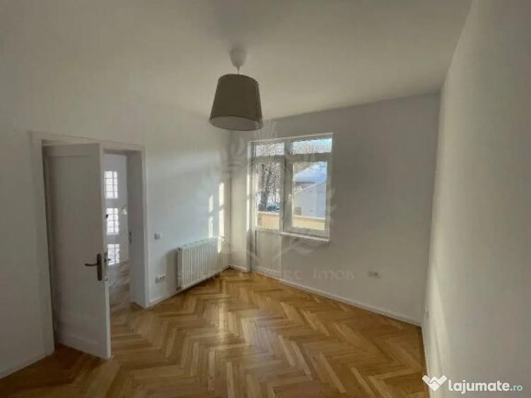 Casă cu 5 camere cu Teren 22 Mp în Central