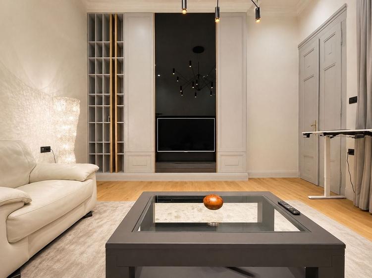 Apartament cu 3 camere semidecomandat, mobilat în Ultracentral
