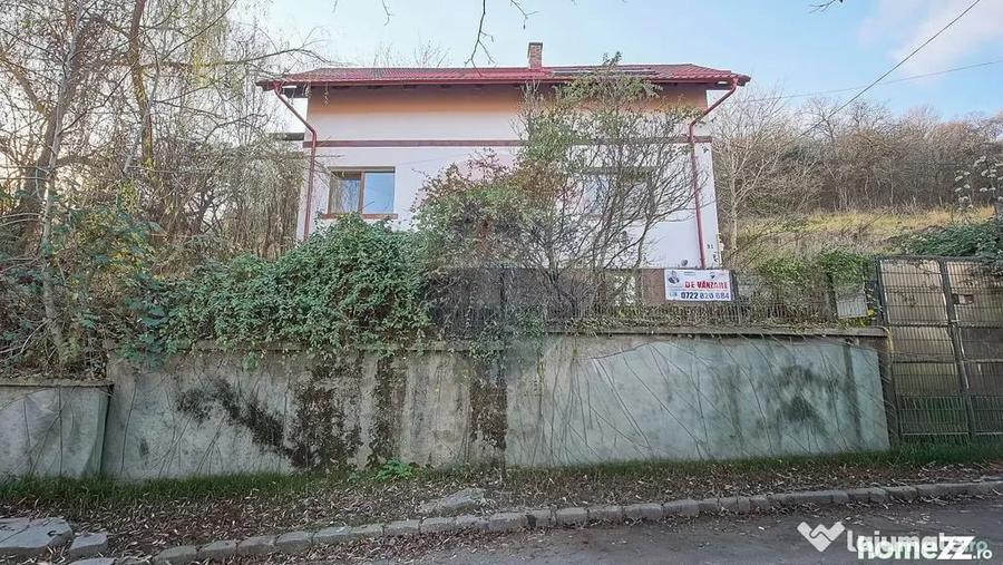 Casă cu 2 camere cu Teren 1000 Mp în Central