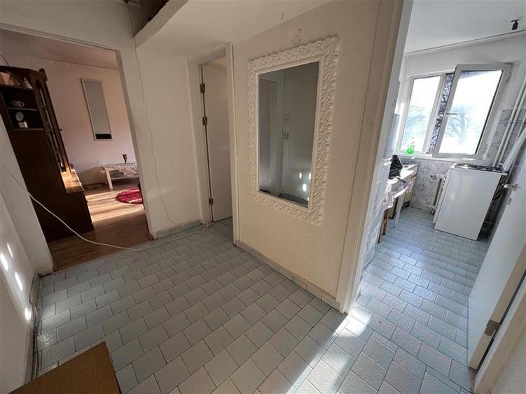 Apartament cu 2 camere nedecomandat, mobilat în Narcisa
