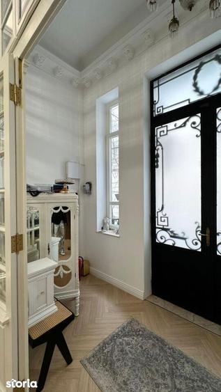 Apartament cu 4 camere, mobilat în Victoriei