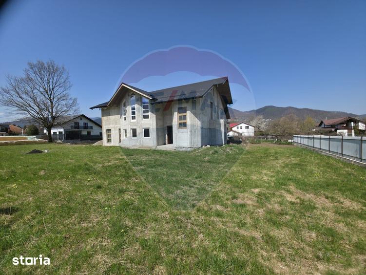 Casă cu 6 camere cu Teren 1680 Mp în Alexandru cel Bun
