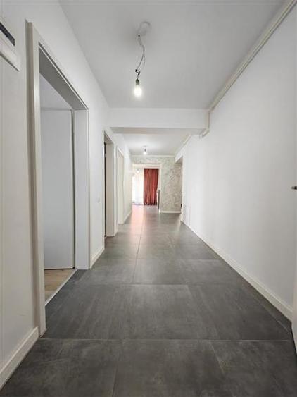 Apartament cu 3 camere decomandat, mobilat în Tractorul