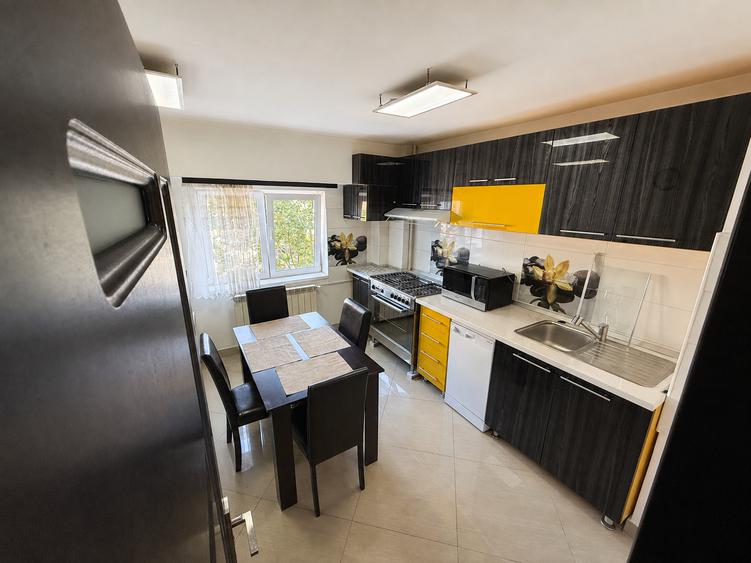 Apartament cu 4 camere decomandat în Unirii
