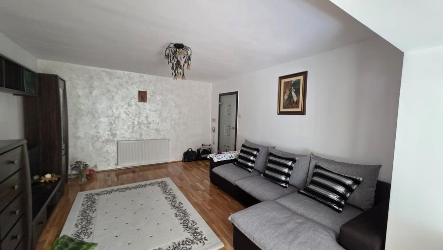 Apartament cu 3 camere decomandat, mobilat în Aradului