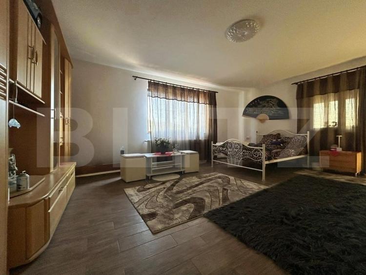 Casă individuală cu 6 camere cu Canalizare în Sud-Vest
