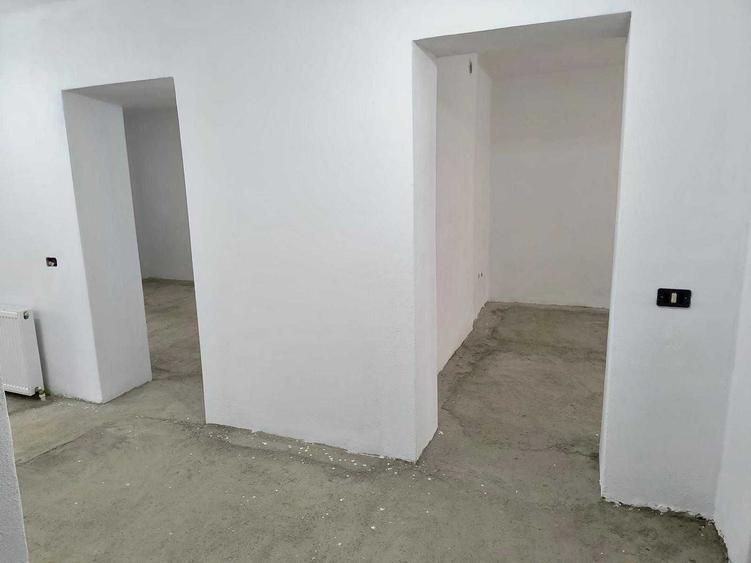 Apartament cu 3 camere decomandat în Petros