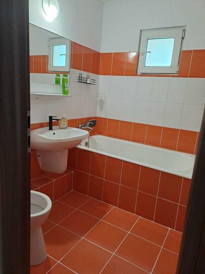 Apartament cu 3 camere semidecomandat în Berceni